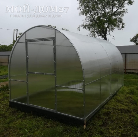 Теплица Трубная 2,5х4 метра с поликарбонатом | Мой-Дом27 | Каркас изготовлен из оцинкованной замкнутой трубы 20*20 мм.<br>
 <b>Ширина - 2,5 метра.</b> Высота - 2,15 метра. Длина - 4 метра.<br>
 Выдерживаемая снеговая нагрузка - 100 кг/м2. Выдерживаемая ветровая нагрузка - до 22 м/с. <br>
 Расстояние между дугами 1 метр. <b>Толщина металла дуг 1,2 мм.</b> Ширина двери 0,96 метра.<br>